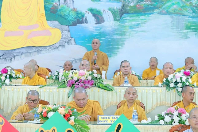 Hòa thượng Thích Huệ Thông ban đạo từ Hòa thượng Thích Huệ Thông ban đạo từ