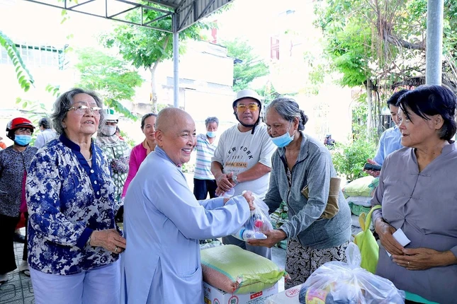Ni trưởng Thích nữ Pháp Như trao 100 phần quà đến hộ nghèo tại địa phương Ni trưởng Thích nữ Pháp Như trao 100 phần quà đến hộ nghèo tại địa phương