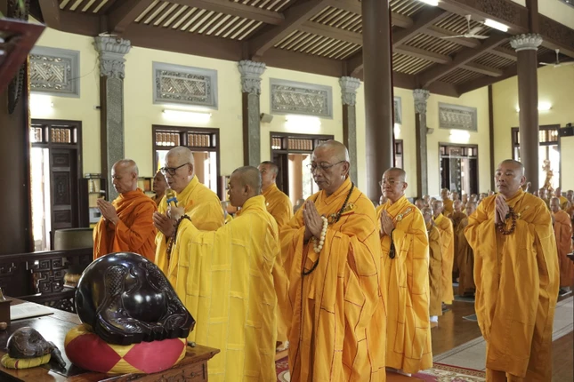 Chư tôn đức cử hành nghi lễ tác pháp An cư kiết hạ tại chánh điện chùa Pháp Hoa