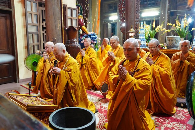 Chư tôn đức niêm hương Tam bảo