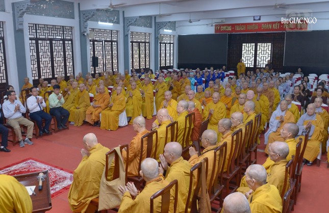 Chư tôn đức Hội đồng Chứng minh, Hội đồng Trị sự, đại diện các cơ quan, Phật tử tham dự