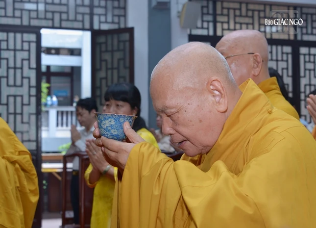 Trưởng lão Hòa thượng Thích Thiện Nhơn dâng trà