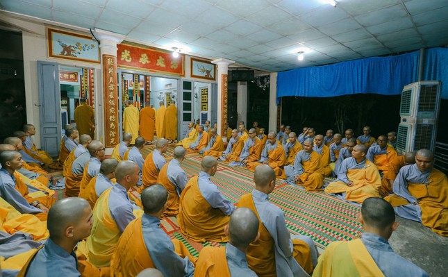 Hành giả tại tu viện Nguyên Thiều Hành giả tại tu viện Nguyên Thiều