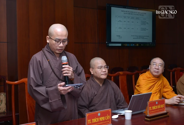 Các thành viên báo cáo, phát biểu tại buổi họp