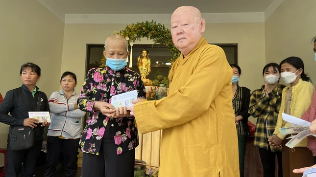 Hòa thượng Thích Duy Trấn trao ủng hộ của bạn đọc đến các bệnh nhân nghèo - Ảnh: BTTXH BGN