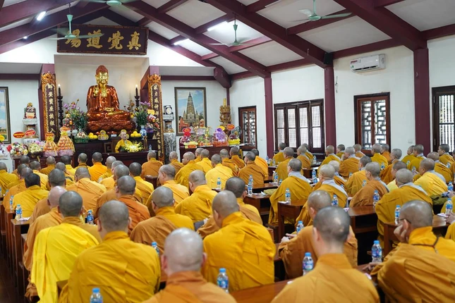 Đại diện 18 trường hạ TP.Hà Nội tại buổi lễ cung thỉnh Hòa thượng Thích Bảo Nghiêm tiếp tục vào ngôi Đường chủ trường hạ