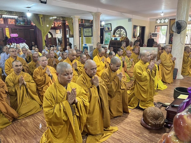 Hòa thượng Thích Bảo Nghiêm dẫn đầu đoàn đại diện 18 trường hạ tại Thủ đô đảnh lễ Giác linh Đức Đệ tam Pháp chủ GHPGVN - Đại lão Hòa thượng Thích Phổ Tuệ