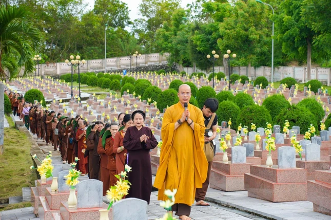 Phật tử kinh hành niệm Phật