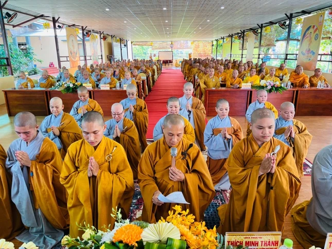 Đại diện hành giả phát nguyện tu học trong ba tháng An cư kiết hạ