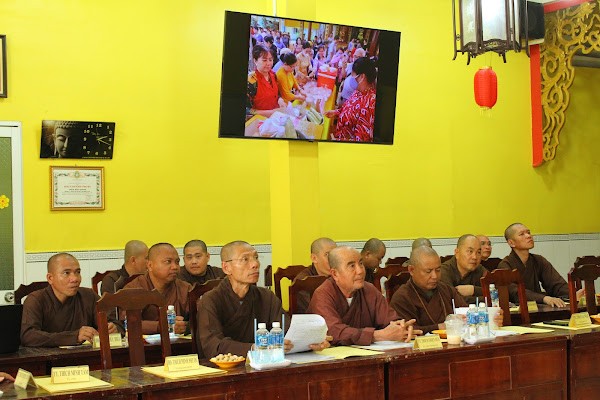 Chư tôn đức tham dự họp
