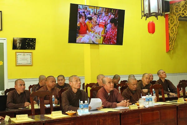 Chư tôn đức tham dự họp