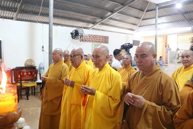 Chư tôn đức niêm hương tưởng niệm