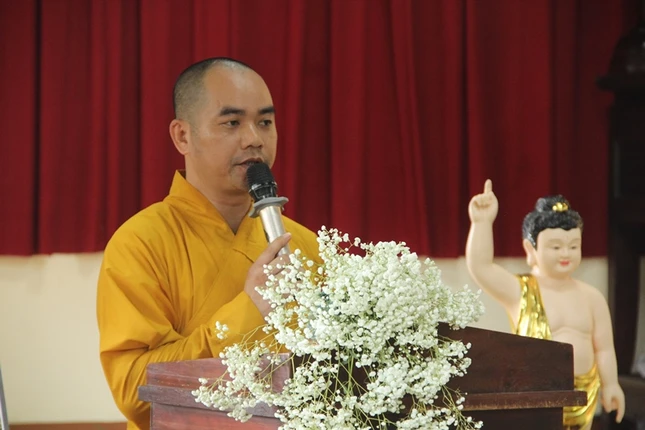 Đại đức Thích Minh Giáo phát biểu tại buổi trao giải