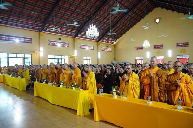 Chư tôn đức Tăng Ni, Phật tử tham dự lễ khai pháp khóa An cư kiết hạ của 2 huyện: Mê Linh và Đông Anh Chư tôn đức Tăng Ni, Phật tử tham dự lễ khai pháp khóa An cư kiết hạ của 2 huyện: Mê Linh và Đông Anh