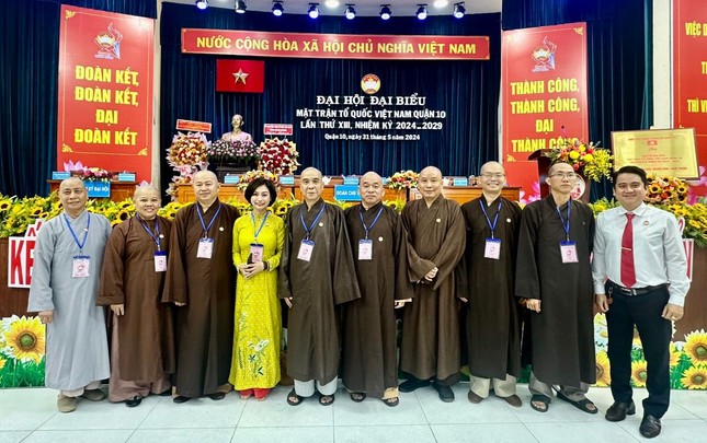 Chư tôn đức Ban Trị sự Phật giáo Q.10 chúc mừng Thượng tọa Thích Nhật Thiện đảm nhiệm Phó Chủ tịch không chuyên trách Ủy ban MTTQVN Q.10 nhiệm kỳ 2024-2029