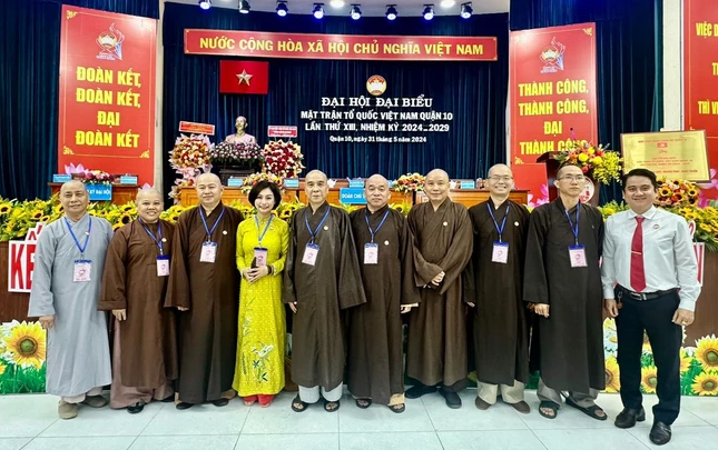 Chư tôn đức Ban Trị sự Phật giáo Q.10 chúc mừng Thượng tọa Thích Nhật Thiện đảm nhiệm Phó Chủ tịch không chuyên trách Ủy ban MTTQVN Q.10 nhiệm kỳ 2024-2029