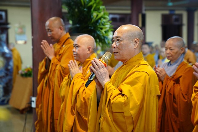 Hòa thượng Thích Bảo Nghiêm cùng chư tôn đức Tăng Ni trong trường hạ đã thành tâm vọng bái cố Đại lão Đệ nhị Pháp chủ và Đại lão Đệ tam Pháp chủ GHPGVN