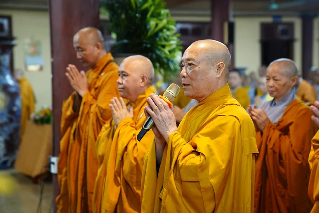 Hòa thượng Thích Bảo Nghiêm cùng chư tôn đức Tăng Ni trong trường hạ đã thành tâm vọng bái cố Đại lão Đệ nhị Pháp chủ và Đại lão Đệ tam Pháp chủ GHPGVN Hòa thượng Thích Bảo Nghiêm cùng chư tôn đức Tăng Ni trong trường hạ đã thành tâm vọng bái cố Đại lão Đệ nhị Pháp chủ và Đại lão Đệ tam Pháp chủ GHPGVN