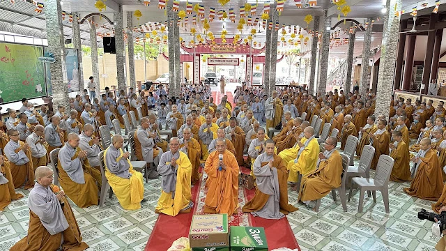 Ni sư Thích nữ Tuệ Liên dâng lời tác bạch cúng dường tại trường hạ chùa Hưng Thiền