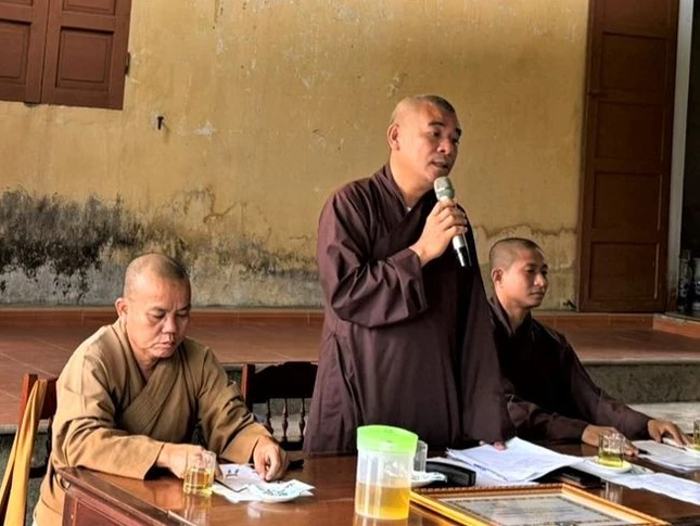 Đại đức Thích Nguyên Mãn chủ trì buổi họp