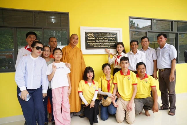 Trong ngày vui khánh thành phòng học mới