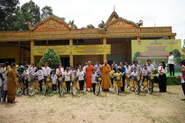 Tặng 100 xe đạp cho học sinh nghèo hiếu học