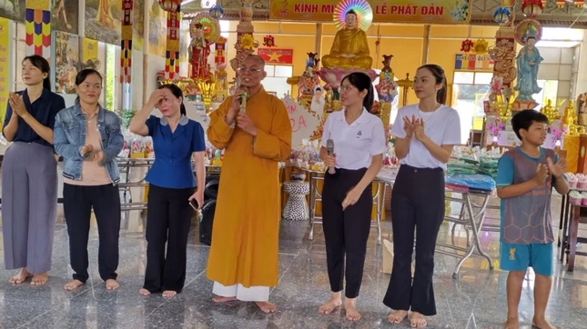 Đại đức Thích Chơn Thái có lời động viên các em trong ngày Quốc tế Thiếu nhi 1-6