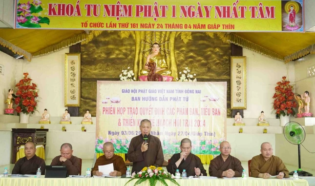 Thượng tọa Thích Huệ Tánh chủ trì buổi họp