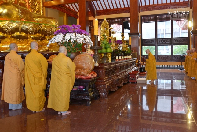 Đức Pháp chủ đảnh lễ Tảm bảo tại chánh điện Việt Nam Quốc Tự