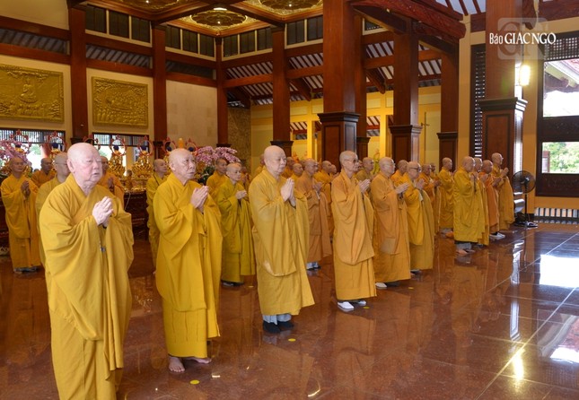 Chư tôn giáo phẩm thành kính đảnh lễ, luôn sống trong lời dạy của Đức Thế Tôn