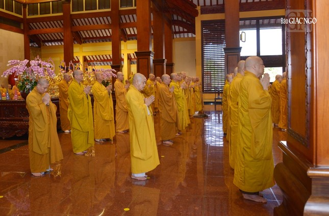 Chư Tăng đảnh lễ Tam bảo