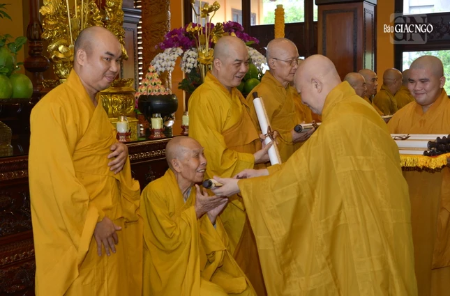 Hòa thượng Trưởng ban Trị sự TP.HCM trao quà lưu niệm đến Hòa thượng Thích Thiện Đức, đại diện Ban Kiểm soát