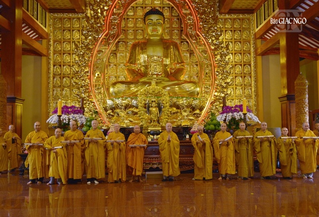 Hòa thượng Trưởng ban Trị sự GHPGVN TP.HCM trao quà tri ân đến các đơn vị đã chung tay đóng góp cho thành tựu của Tuần lễ Phật đản của Phật giáo TP.HCM