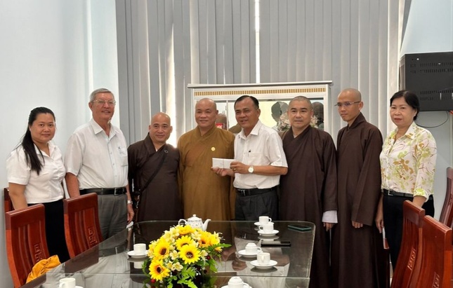 Đoàn đã trao tặng đến trung tâm 50 triệu đồng, 500 kg gạo