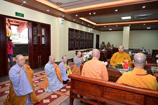 Chư tôn đức Hội đồng giới sư Ni đảnh lễ và xin phép Hội đồng Giới sư Tăng cho phép đăng đàn truyền giới cho giới tử Ni