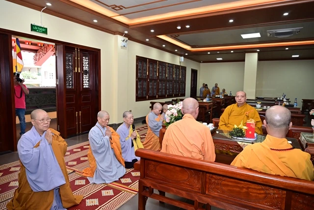 Chư tôn đức Hội đồng giới sư Ni đảnh lễ và xin phép Hội đồng Giới sư Tăng cho phép đăng đàn truyền giới cho giới tử Ni