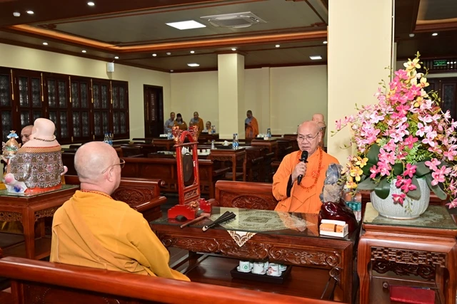 Hòa thượng Thích Quảng Tùng giáo giới đến giới tử