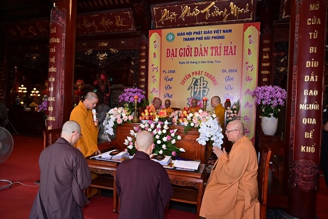 Giới trường truyền giới cho giới tử Tăng