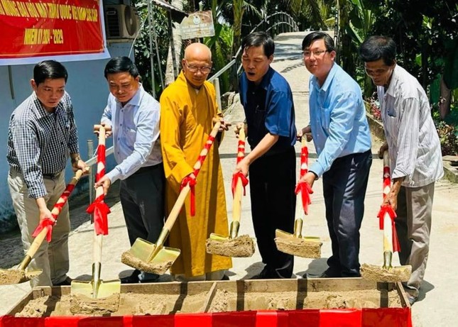 Khởi công xây dựng cầu “Ánh sáng tình thương số 14”, tại ấp Phú Trường, xã Phú Hữu - Ảnh: T.Q Khởi công xây dựng cầu “Ánh sáng tình thương số 14”, tại ấp Phú Trường, xã Phú Hữu - Ảnh: T.Q