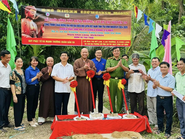 Đại đức Thích Minh Trí, trụ trì chùa Long Bửu khởi công tuyến đường bê-tông nông thôn xã An Trường - Ảnh: T.N Đại đức Thích Minh Trí, trụ trì chùa Long Bửu khởi công tuyến đường bê-tông nông thôn xã An Trường - Ảnh: T.N