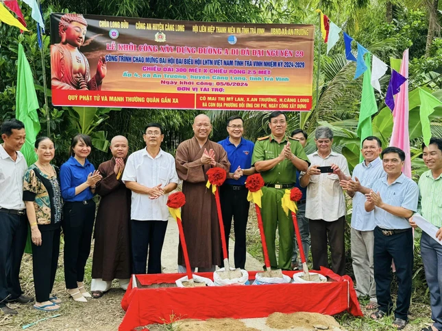 Đại đức Thích Minh Trí, trụ trì chùa Long Bửu khởi công tuyến đường bê-tông nông thôn xã An Trường - Ảnh: T.N