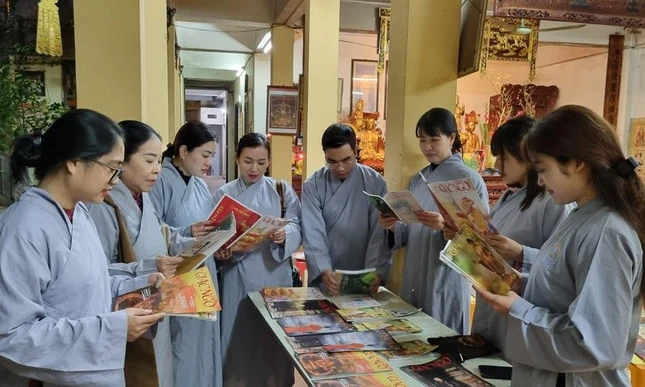 Báo Giác Ngộ giờ đây đã trở thành món ăn tinh thần của mỗi Phật tử ở Thủ đô Báo Giác Ngộ giờ đây đã trở thành món ăn tinh thần của mỗi Phật tử ở Thủ đô