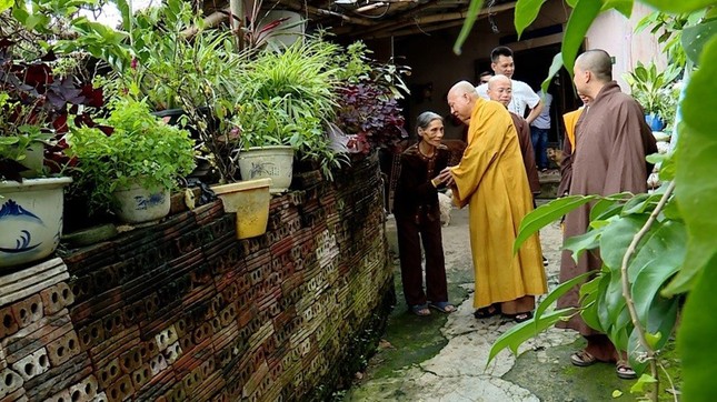 Hòa thượng Thích Gia Quang, Phó Chủ tịch Hội đồng Trị sự, Trưởng ban Thông tin - Truyền thông T.Ư tham hỏi đại diện gia đình tại P.Him Lam