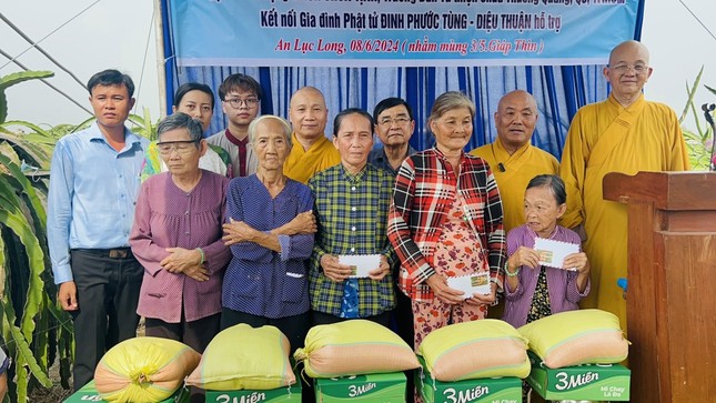 Tặng quà đến 50 gia đình nghèo tại An Lục Long thuộc tỉnh Long An - Ảnh: T.Q