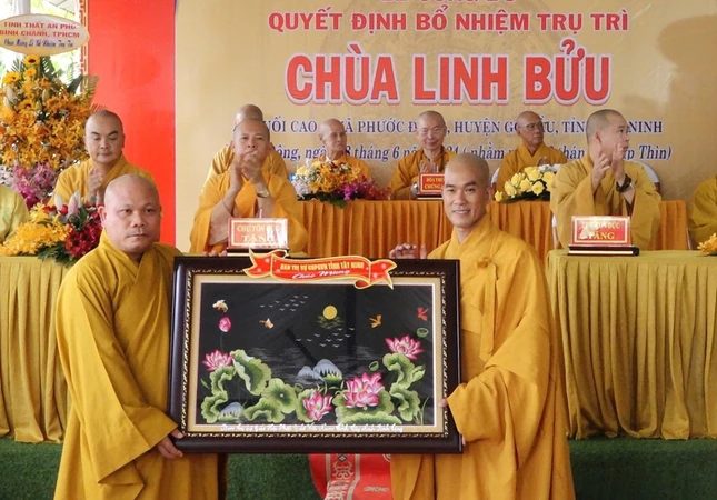 Thượng tọa Thích Thiện Thức đại diện Ban Trị sự GHPGVN tỉnh tặng quà chúc mừng