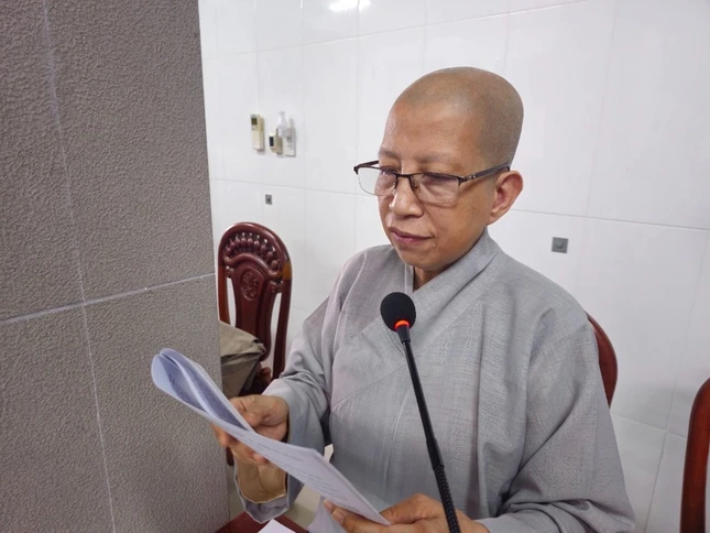 Ni sư Thích nữ Như Nguyệt trình bày bản báo cáo