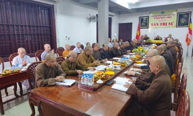 Chư tôn đức tham dự họp