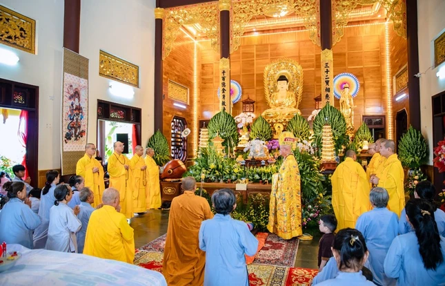 Chư tôn đức cử hành các pháp sự tại chánh điện chùa Quang Hòa