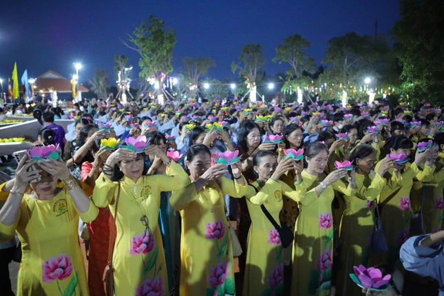 Phật tử dâng hoa đăng cầu nguyện