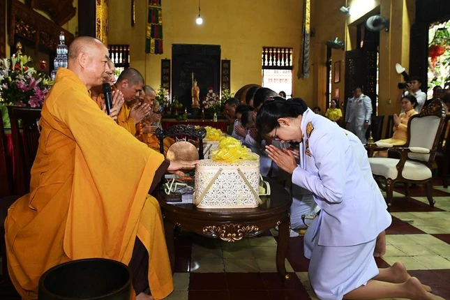 Phái đoàn cúng dường chư tôn đức tại lễ cầu an - chùa Quán Sứ